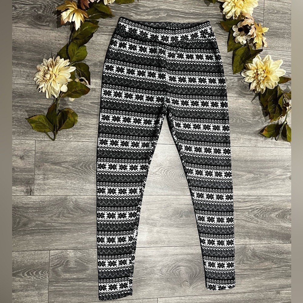 NWOT! Shosho Black White fleece lined plush Fuzzy Leggings. Size L